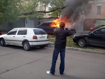 Толпа народу собралась, все мобилами и фотиками