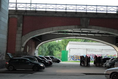 Рядом, под соседней аркой моста, ниссановцы тусят